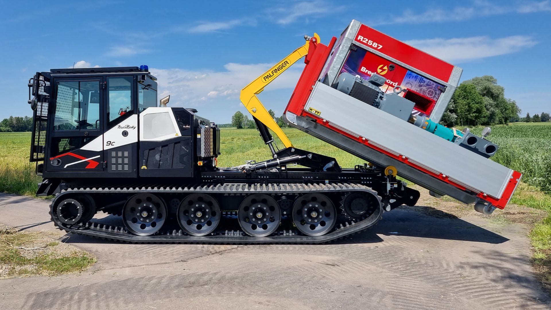   Il PowerBully 9C – qui con una sovrastruttura particolare per la protezione civile – trasporta soccorritori e attrezzature in luoghi difficilmente raggiungibili