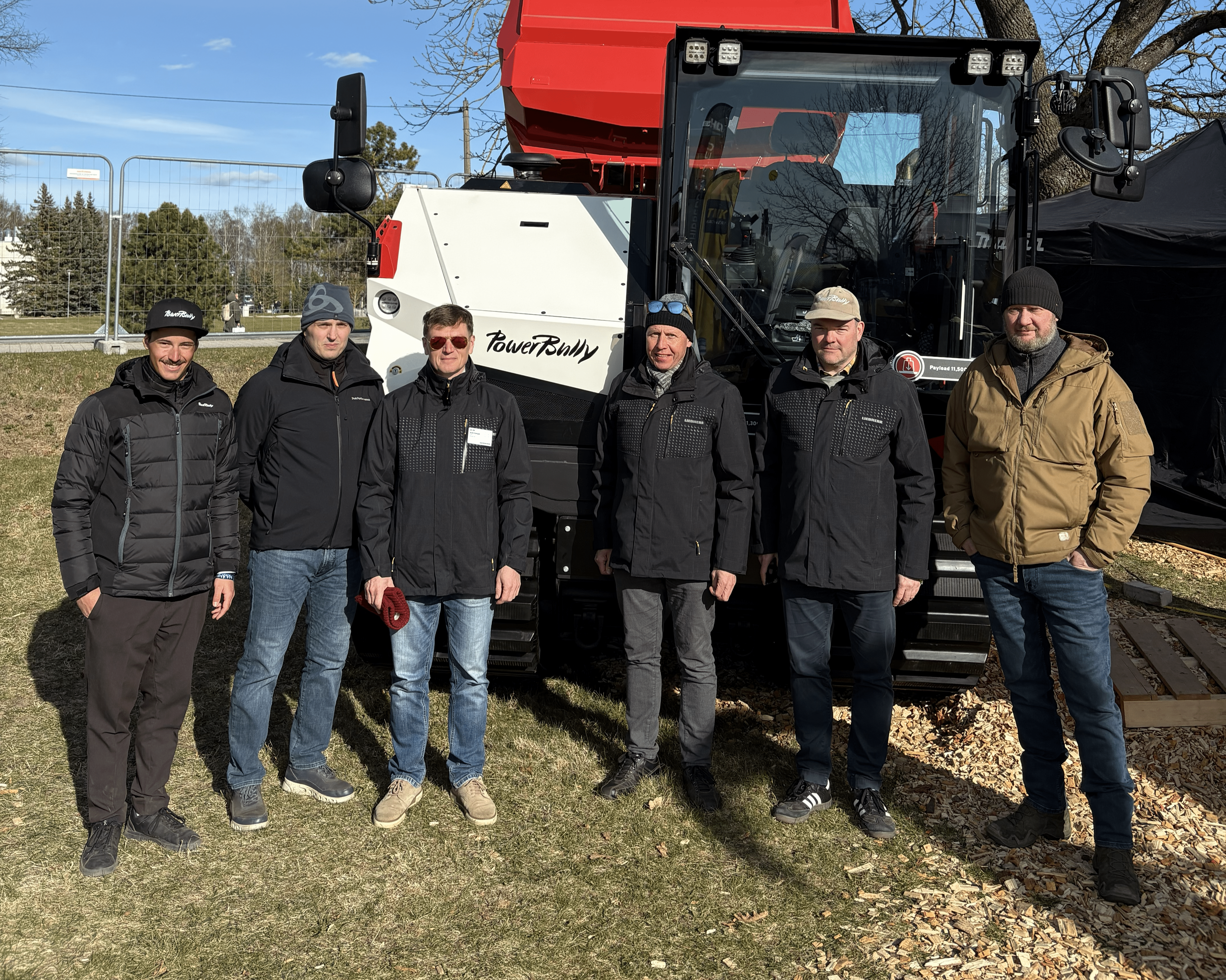 Vertreter von PowerBully und EM-Serv vor PowerBully 12D