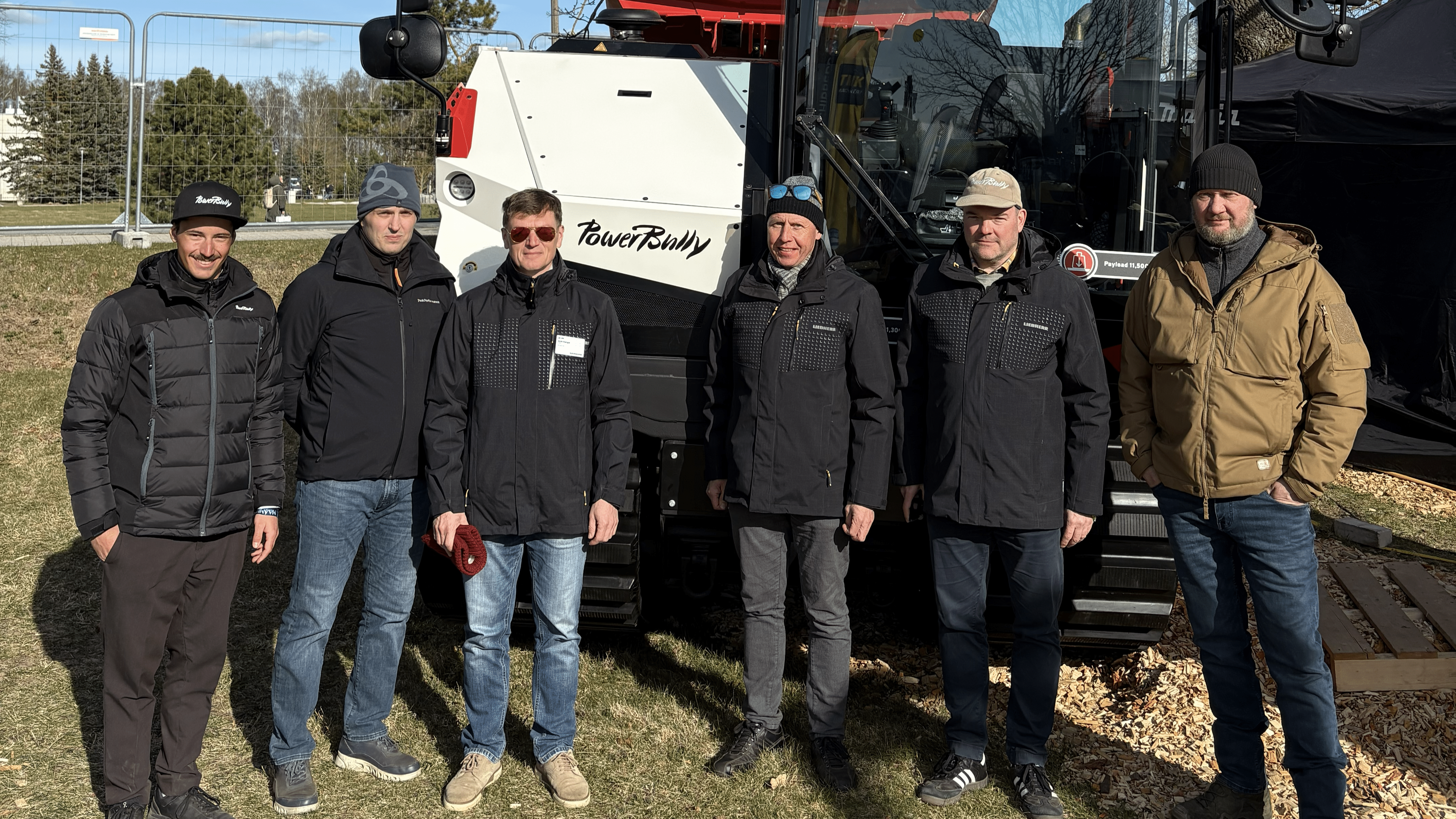 Vertreter von PowerBully und EM-Serv vor PowerBully 12D
